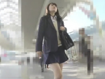 【隠撮動画】美少女と尻肉とパンティのコラボ！通学中の制服女子校生を追跡しながらパンチラ撮影ｗｗｗの画像