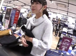 【隠撮動画】メッチャ可愛いショップ店員の美人さんの接客中にパンチラを撮影した逆さHEROが映像公開！の画像