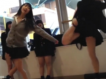 【隠撮動画】女子校生が放課後にふざけて撮影してSNSに投稿した映像がパンチラしまくってるｗｗｗの画像