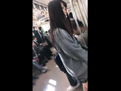 【HD隠撮動画】リアル過ぎる映像！電車内で制服美少女のパンチラを何度も逆さ撮りしてる！！の画像
