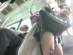 【HD隠撮動画】電車内でパンチラ逆さ撮り！ターゲットはフトモモ極上すぎる美少女の制服女子校生！の画像