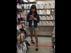 【隠撮動画】清楚系美人の現役JDを店内で徹底的にマークして靴カメでパンチラ逆さ撮りｗｗｗの画像