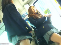 【隠撮動画】バレたら即逮捕！電車内で制服美少女達に接近してパンチラを無断撮影した！！の画像