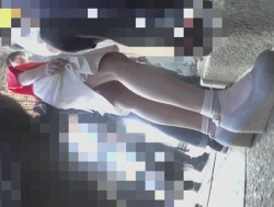 【隠撮動画】やっべーバレたかも!!!白いスカートが清楚なロリ美少女のパンチラを逆さ撮りし過ぎる！の画像