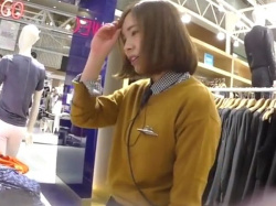 【HD隠撮動画】ショップ店員のお姉さんのパンチラを豊富なアングルで収録した逆さHEROの作品ｗｗｗの画像