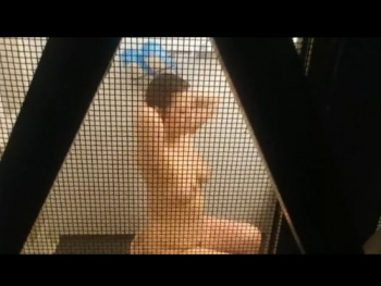 【隠撮動画】親友のお母んの豊満な全裸を浴室の窓に回り込み覗き撮りした映像を限定開するｗｗｗの画像