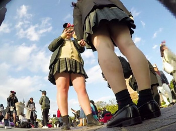 【HD隠撮動画】ディ◯ニーランドに女子校の女の子たちが修学旅行に来たのでパンチラ撮り放題ｗｗｗの画像