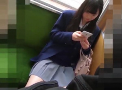 【隠撮動画】顔は童顔でもスレンダー美脚美少女の制服女子校生のパンチラ尾行撮りｗｗｗの画像