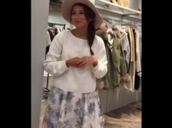 【隠撮動画】美形大人のお姉さまなショップ店員さんのスカート内からパンチラを攻略したｗｗｗの画像
