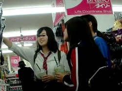 【HD隠撮動画】100円ショップ店内で現役女子校生のピチピチ下半身からパンチラ攻略ｗｗｗの画像