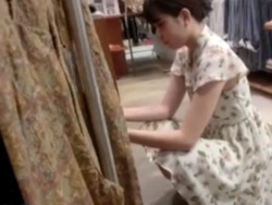 【隠撮動画】真面目に仕事してる美人ショップ店員のパンチラをヤリたい放題に隠し撮りしたｗｗｗの画像