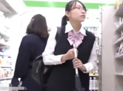 【HD隠撮動画】生徒会長系の処女そうなメガネ女子校生のパンチラを盗撮とかｗｗｗの画像