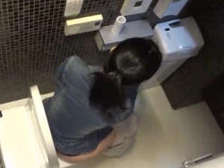 【隠撮動画】女子トイレ盗撮映像！危険度MAX！フリーハンドで素人ギャルを攻略！！の画像