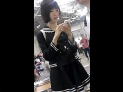 【隠撮動画】黒髪ショートヘアの美少女コスプレイヤーさんパンチラを盗撮されるｗｗｗの画像