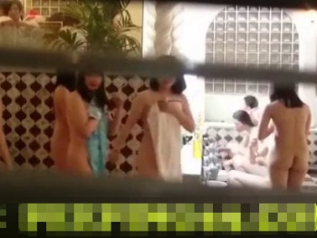【隠撮動画】修学旅行中の集団女子校生らが宿泊先の女子風呂大浴場で盗撮された！！の画像