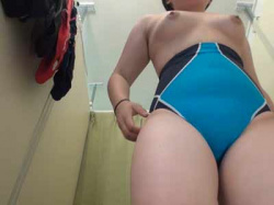 ムッチリ巨乳の可愛い女の子が試着室でスポーツ水着を試着してるところを盗撮wの画像