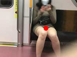 電車で目の前に座る巨乳JDのおパンチュが見えちゃってるので思わず盗撮！の画像
