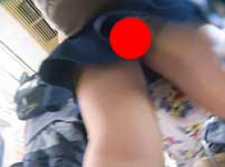 彼氏と電車の中でイチャイチャしている彼女を隠しカメラでパンチラ盗撮！の画像