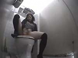 女子トイレに隠しカメラと大人のオモチャをセットして盗撮したらオナニーしている女性が撮れてしまった…の画像