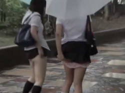 雨の日に2人同時スカートめくり！傘を持ってすぐ直せずパンツ丸見えのミニスカ娘の画像