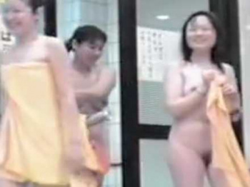 風呂盗撮！タオルで隠しきれずおっぱいもマン毛も見せてくれるむちむち娘たちの画像