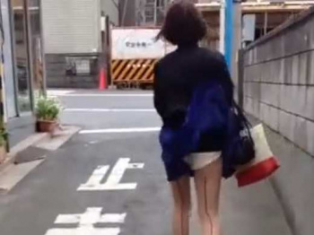 風チラ盗撮！ミニスカ娘の後をつけると期待通りにめくれ上がり純白パンツ丸見えの画像