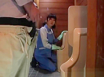 公衆トイレで口内発射！おしっこ中のデカチンに我慢できずしゃぶってみる美人掃除婦の画像