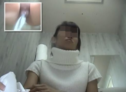 洋式トイレでJD風のお姉さんが顔と股間を撮られながら放尿、マ〇コ拭き、パンツ穿き上げ!の画像