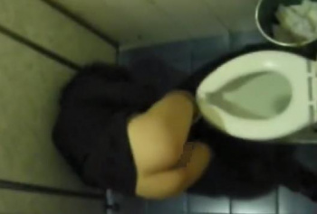 洋式トイレでベロンベロンに酔っ払ったお姉さんの転びながらの排泄姿を上から覗き盗撮!の画像