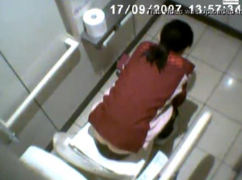 某コンビニにある洋式トイレでコンビニ女子店員の排泄の様子や突き出しお尻を空爆盗撮!の画像