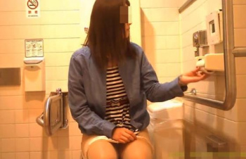 JDくらいの若い女子が洋式トイレでパンツを下げて排泄～パンツ穿き上げを視姦観察できる盗撮映像!の画像