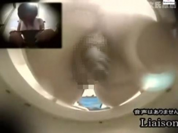 洋式トイレで人妻さん達３人のブリブリ脱糞や中腰放尿を便器内からドアップ盗撮!の画像