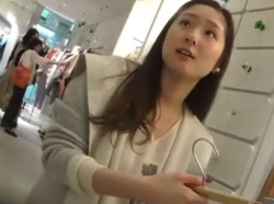 【盗撮動画】韓国人気女優だったチェ・ジウ並みに清純そうな美人ショップ店員のパンティも攻略したｗｗｗの画像