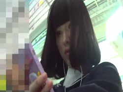 【HD盗撮動画】お人形さんみたいに激カワ美少女な女子校生の清純パンチラを逆さ撮りGETしたｗｗｗの画像
