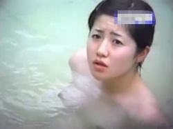 【盗撮動画】野外露天の女子風呂でご入浴中の美人お姉さんを二人分収録したので映像を共有するｗｗｗの画像