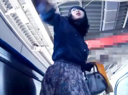 【盗撮動画】ゴメンナサイ、もうしません！スカート捲りパンチラを美女にバレて必死の形相で叩かれました！！の画像
