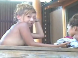 【盗撮動画】ギャル御一行様が宿泊先旅館の女子風呂で全裸を隠し撮りされて公開された危険すぎる映像！の画像