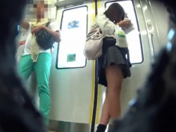 【盗撮動画】電車内で美脚女子高生を逆さ撮り！鮮度抜群なフトモモとパンチラの魅力をお届けｗｗｗの画像