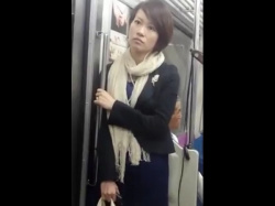 【盗撮動画】電車で見かけたショートヘア美人お姉さんを尾行して下半身を逆さ撮りしたパンチラ映像！の画像