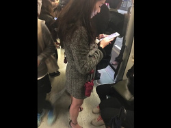【盗撮動画】即削除！電車内で目立っていた美魔女系美熟女を尾行してパンチラを攻略して公開ｗｗｗの画像