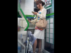 【HD盗撮動画】Mr.研修生が珍しくショップ店員以外の美女のパンチラを撮影した映像が有能すぎるｗｗｗの画像