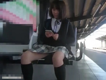 【HD盗撮動画】イイやつです！駅ホームで制服美少女の股間を狙い電車内では尻肉逆さ撮りパンチラ！！の画像