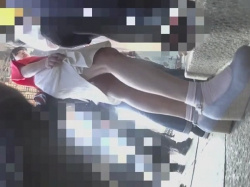 【盗撮動画】バレたのか！？ロリ美少女のパンチラを逆さ撮りしてるとスカートを押えて隠し始めた！の画像