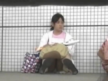 【盗撮動画】どう見ても小学生化も！幼い顔立ちのちびっ娘が地べたに座っててパンチラしてる！！の画像
