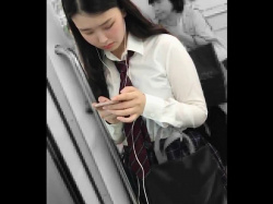 【HD盗撮動画】イイやつです！清純ピュアな優等生美少女のJKを電車で逆さ撮りパンチラGETｗｗｗの画像