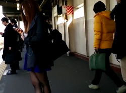 【HD盗撮動画】バレたら即逮捕！駅構内で素人の美人ギャルを追い回してスカート捲りパンチラ！！の画像