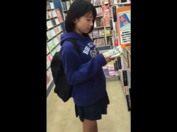 【盗撮動画】だからダメだって!!!書店で立ち読みしてるJC中●生以下っぽい女の子のパンチラ攻略！！の画像