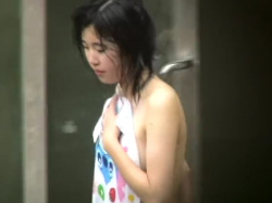【ＨＤ盗撮動画】旅館従業員がヤバい！宿泊客のアドケナイ美少女の裸体を女子風呂で覗き撮り！！の画像