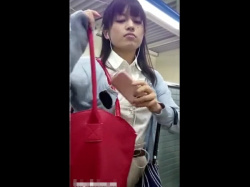 【ＨＤ盗撮動画】イイやつです！清楚系美人なＯＬお姉さんを駅構内で危険すぎる捲りパンチラ！！の画像
