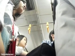 【盗撮動画】BORMAN！電車内でマークした美少女女子校生のパンチラをリアルに逆さ撮りした危険映像！の画像